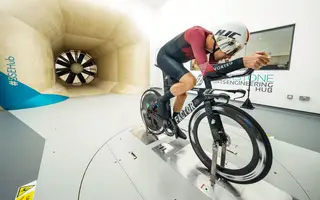 Dowsett a treinar num túnel de vento