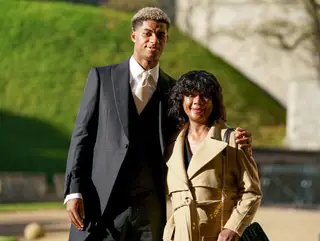 Rashford com a sua mãe na cerimónia de condecoração