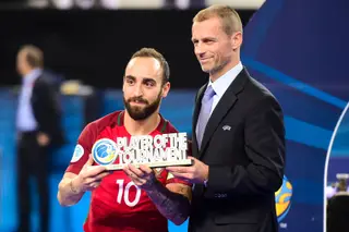 Com Ceferin, o presidente da UEFA, a dar-lhe o prémio de melhor jogador do Euro 2018