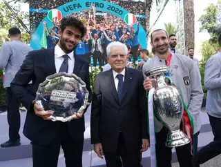 Berrettini com o troféu de vice-campeão de Wimbledon, Mattarella e Chiellini com a taça de campeão da Europa
