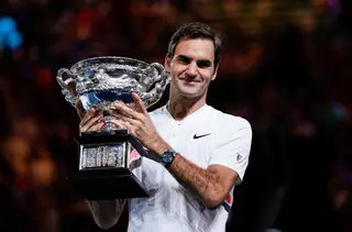 Federer, com o troféu do Open da Austrália de 2018
