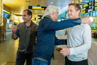 Halvor Ekeland (direita) e Lokman Ghorbani (esquerda) são recebido por Egil Sundvor, editor de desporto da "NRK", à chegada à Noruega