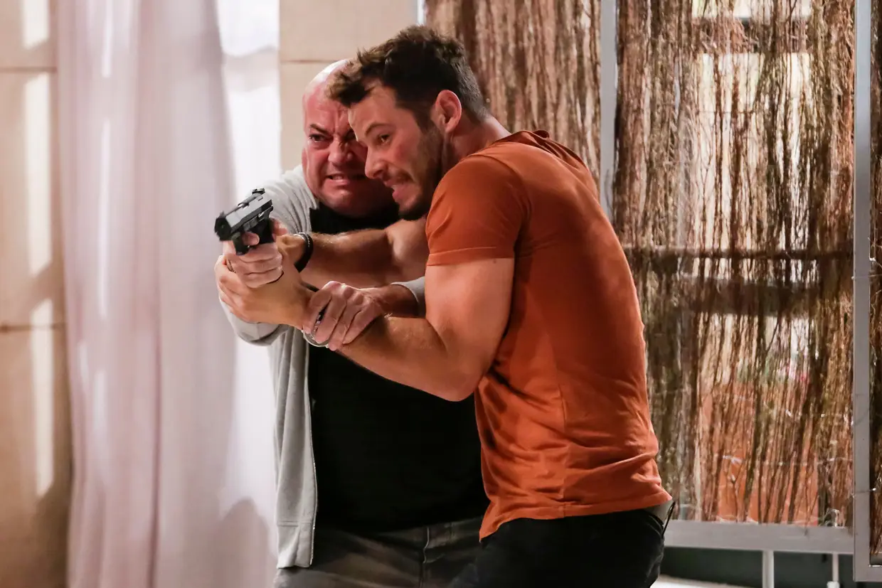 Artur consegue tirar a arma a Válter