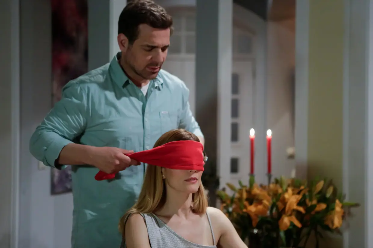Daniel prepara um jantar surpresa para reconquistar a mulher