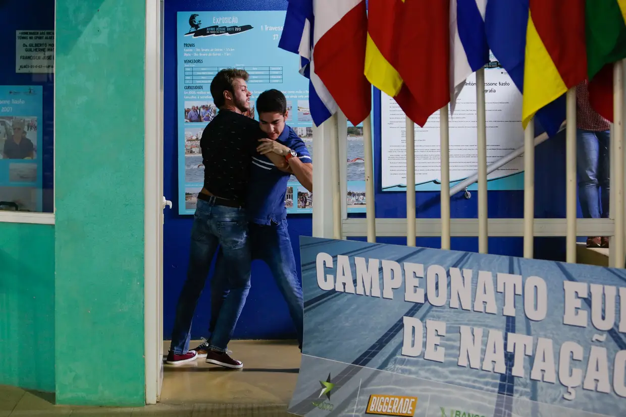 Tiago descobre que Bruno e Sofia estão juntos