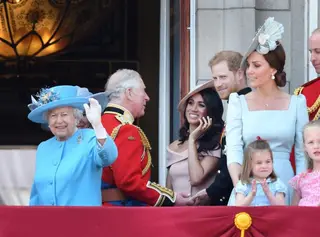 A rainha Isabel II, o príncipe Carlos, Meghan Markle, Kate Middleton, a princesa Charlotte e os príncipes Harry e William