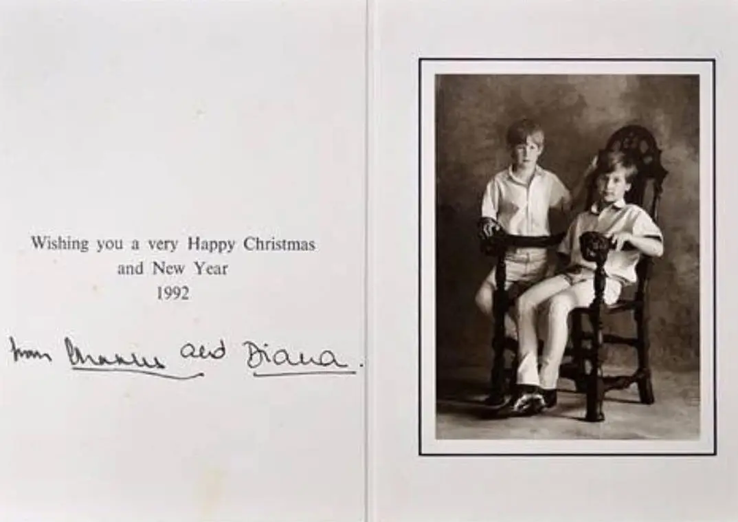 1992, ano em que Carlos e Diana se separam e figuram no postal apenas William e Harry