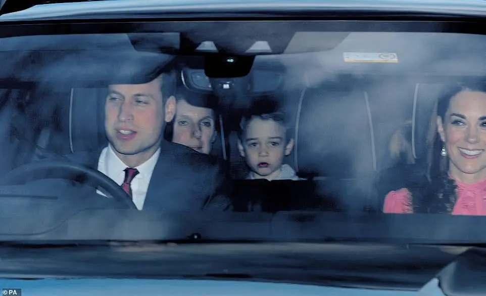 Príncipe William, Kate Middleton com os filhos e a ama à chegada ao Palácio de Buckingham