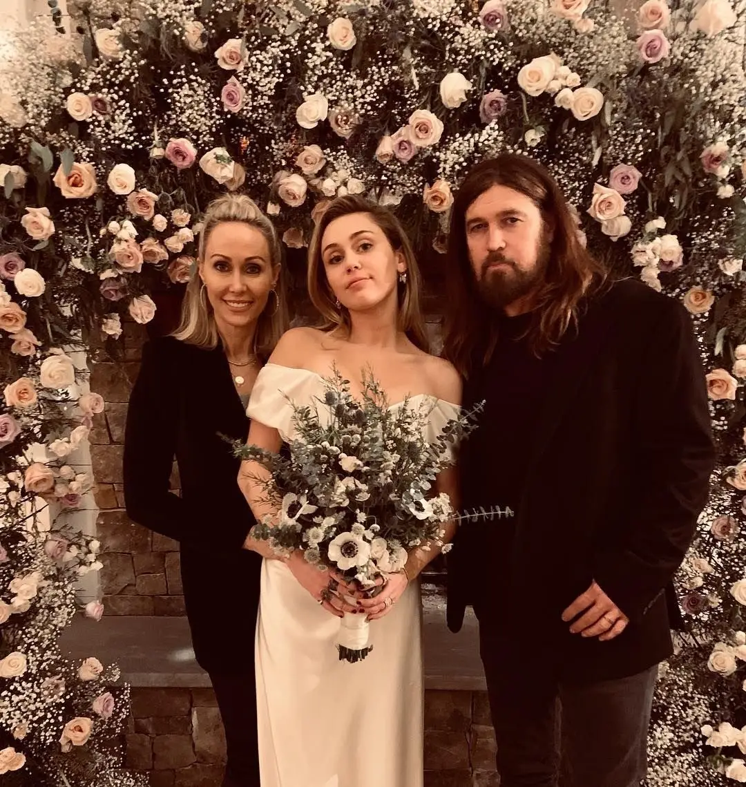 Miley Cyrus com os pais no dia do casamento