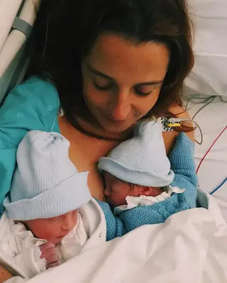 Inês Herédia com os filhos recém-nascidos, Luís e Tomás
