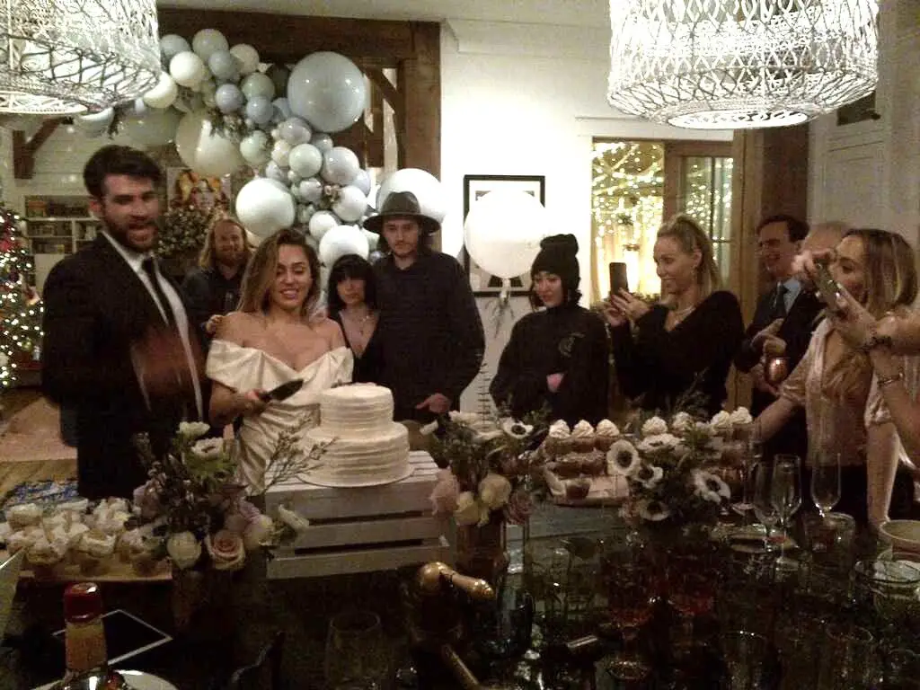 Festa de casamento, com o bolo visível