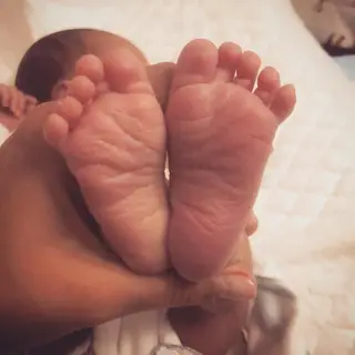 Os pés de Lonô, o filho de Rita Pereira e Guillaume Lalung