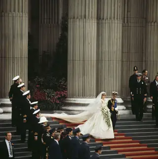 O vestido de noiva da princesa Diana tinha mais de 10 000 pérolas e uma cauda com cerca de 7 metros. Uma das maiores de sempre