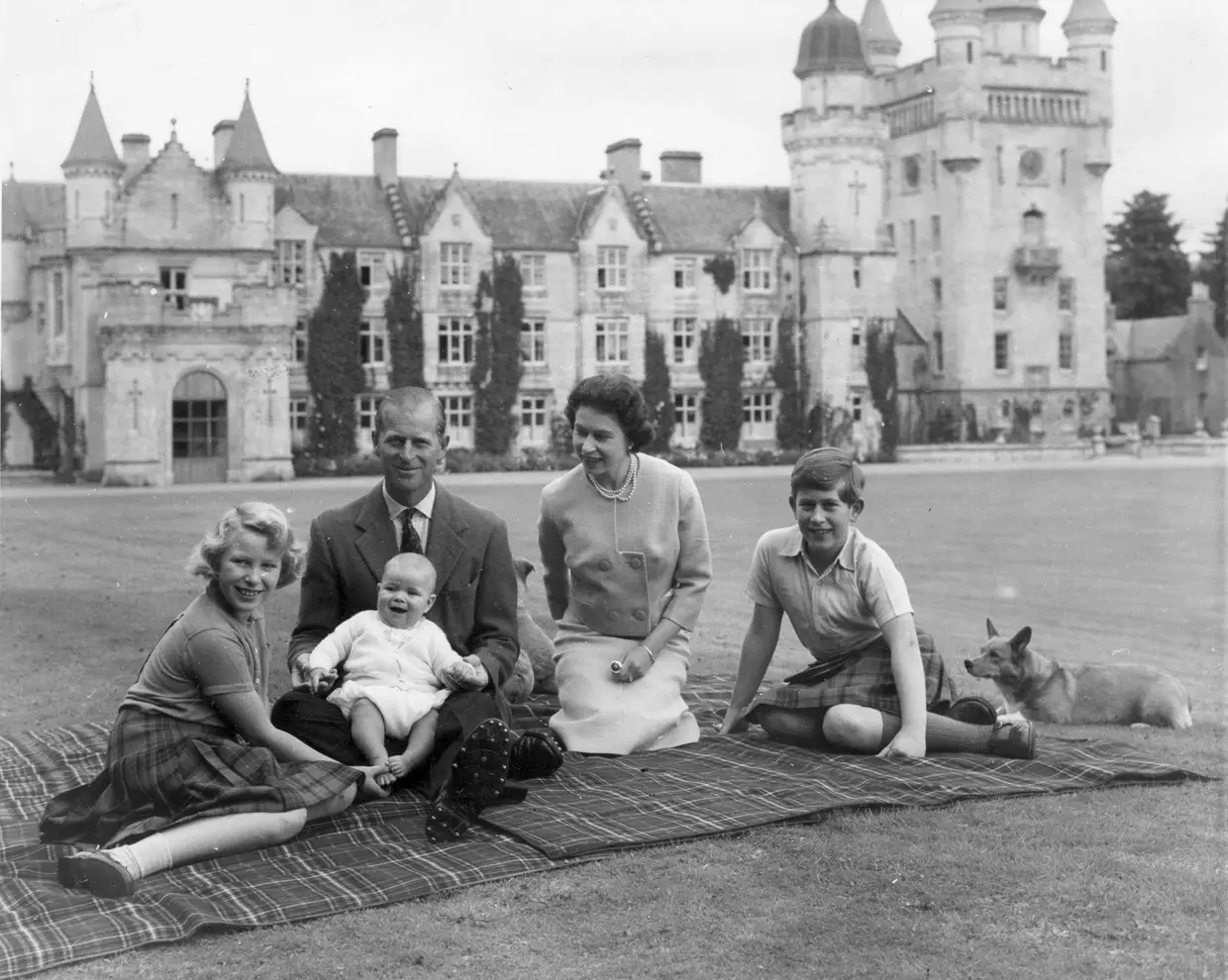 O duque de Edimburgo e Isabel II ao lado dos filhos, Carlos, Ana e André