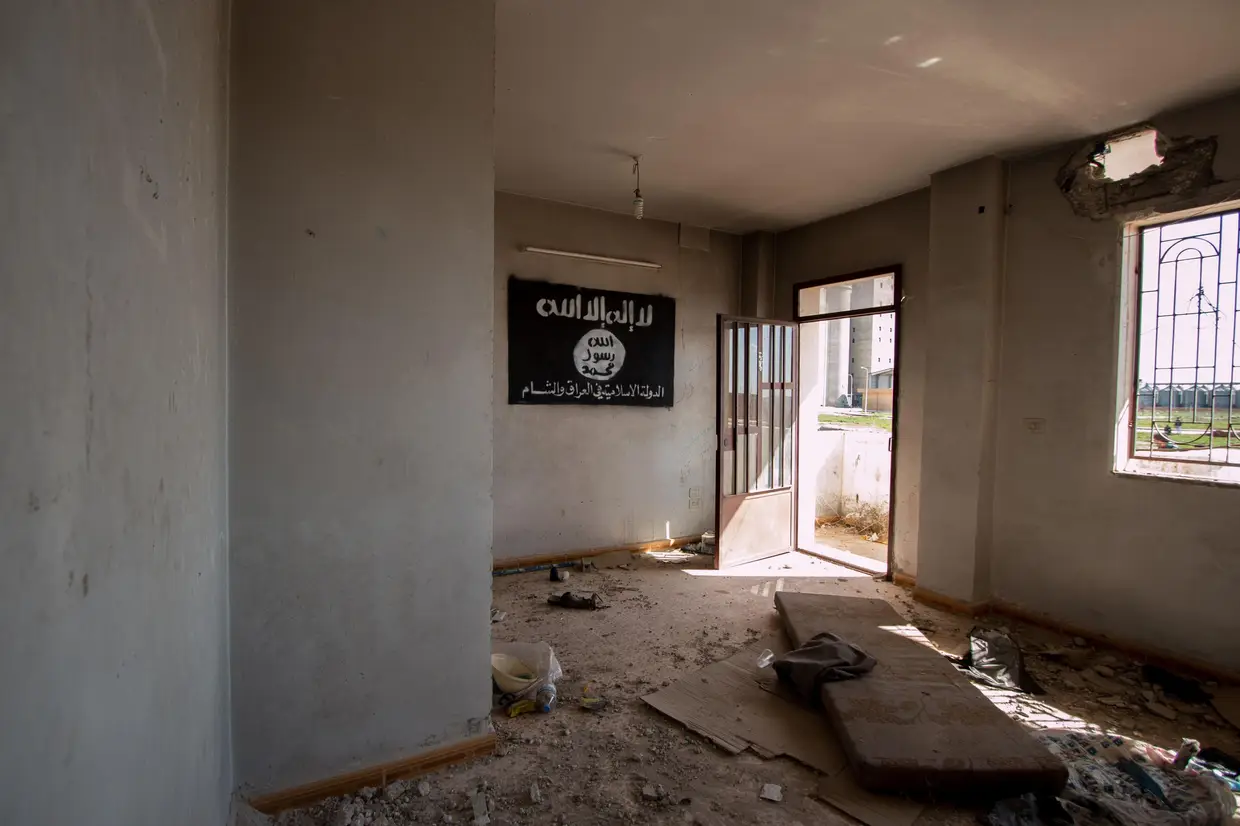 Bandeira do Daesh num edifício na Síria em território curdo.