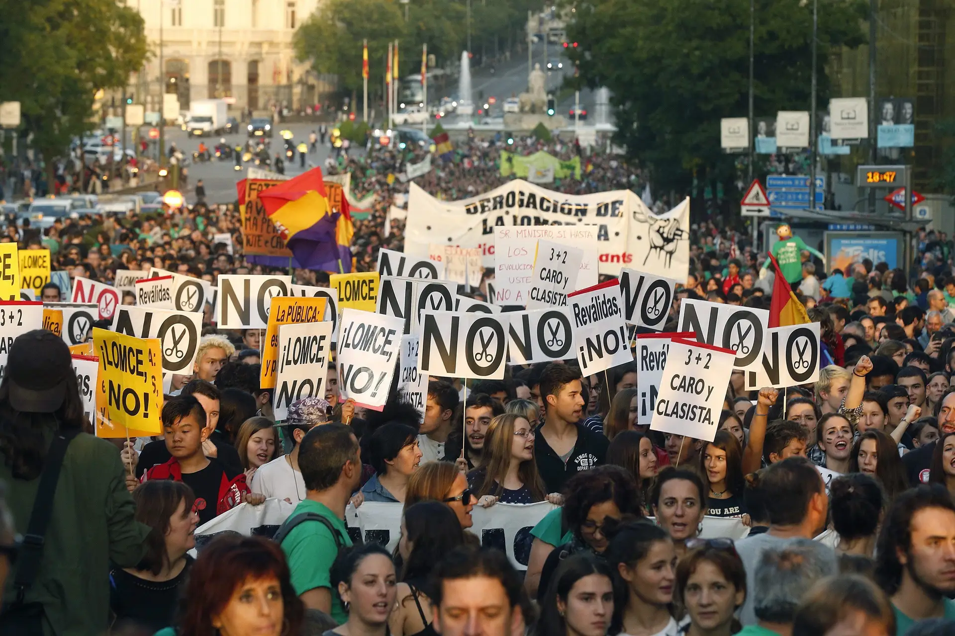 Estudantes espanhóis protestam contra cortes na educação SIC Notícias