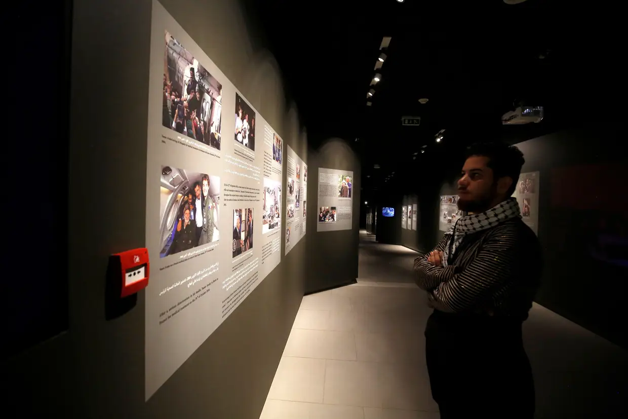 Um visitante observa algumas das fotografias de Yasser Arafat expostas nos corredores do museu.