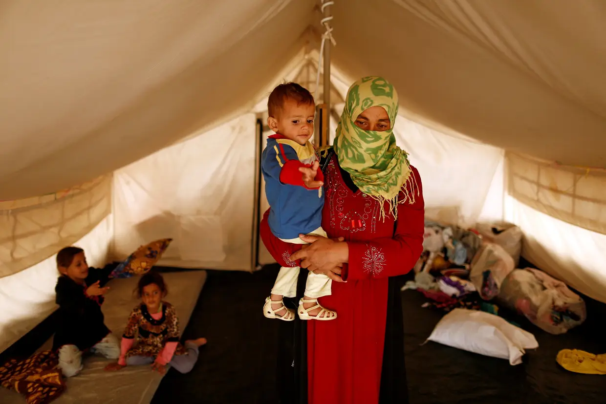 Riyad, de 1 ano, com a mãe no campo de refugiados de Debaga, no Iraque. Fugiram de Mosul, onde Riyad nasceu.