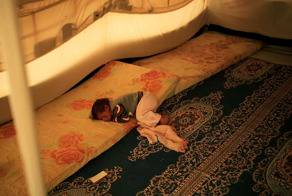 Sara, de 2 anos, na tenda dos pais no campo de refugiados de Debaga, no Iraque.