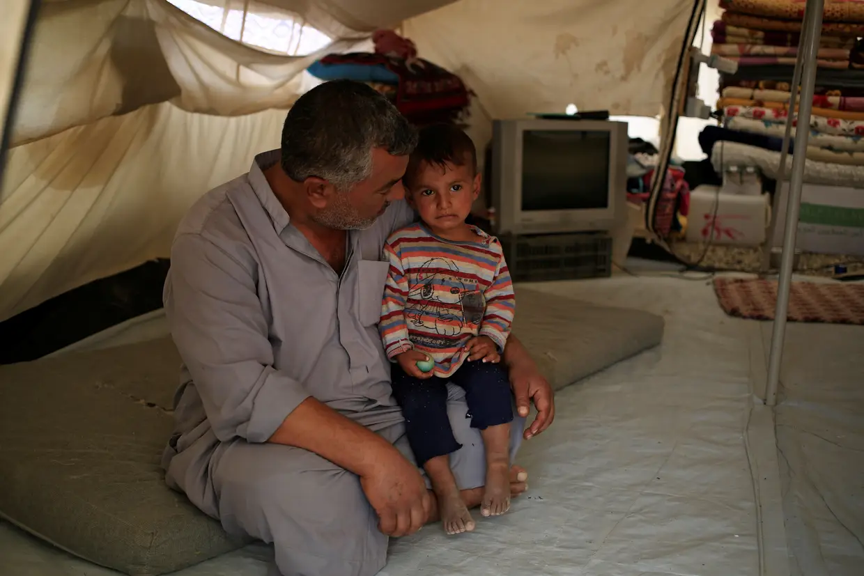 Ibrahim tem 2 anos. Fugiu de Mosul onde nasceu durante a ocupação do Daesh. Está agora com o pai num campo de refugiados em Debaga, Iraque.
