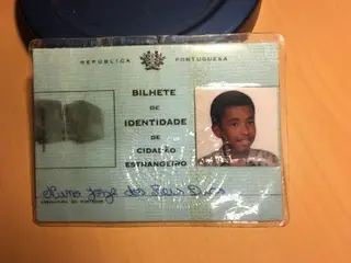 Nuno Dias nasceu em 1983 no Hospital de Santa Maria, Lisboa. Até aos 20 anos teve bilhete de identidade azul (de estrangeiro)