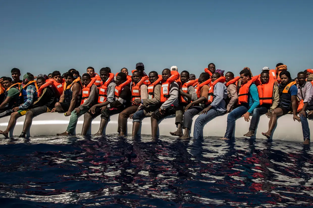 Muitos nem chegam a conseguir entrar em território europeu. Arriscam a vida por algo melhor ou simplesmente para fugir de uma realidade diária inevitável. Milhares morreram este ano nas águas do Mediterrâneo.