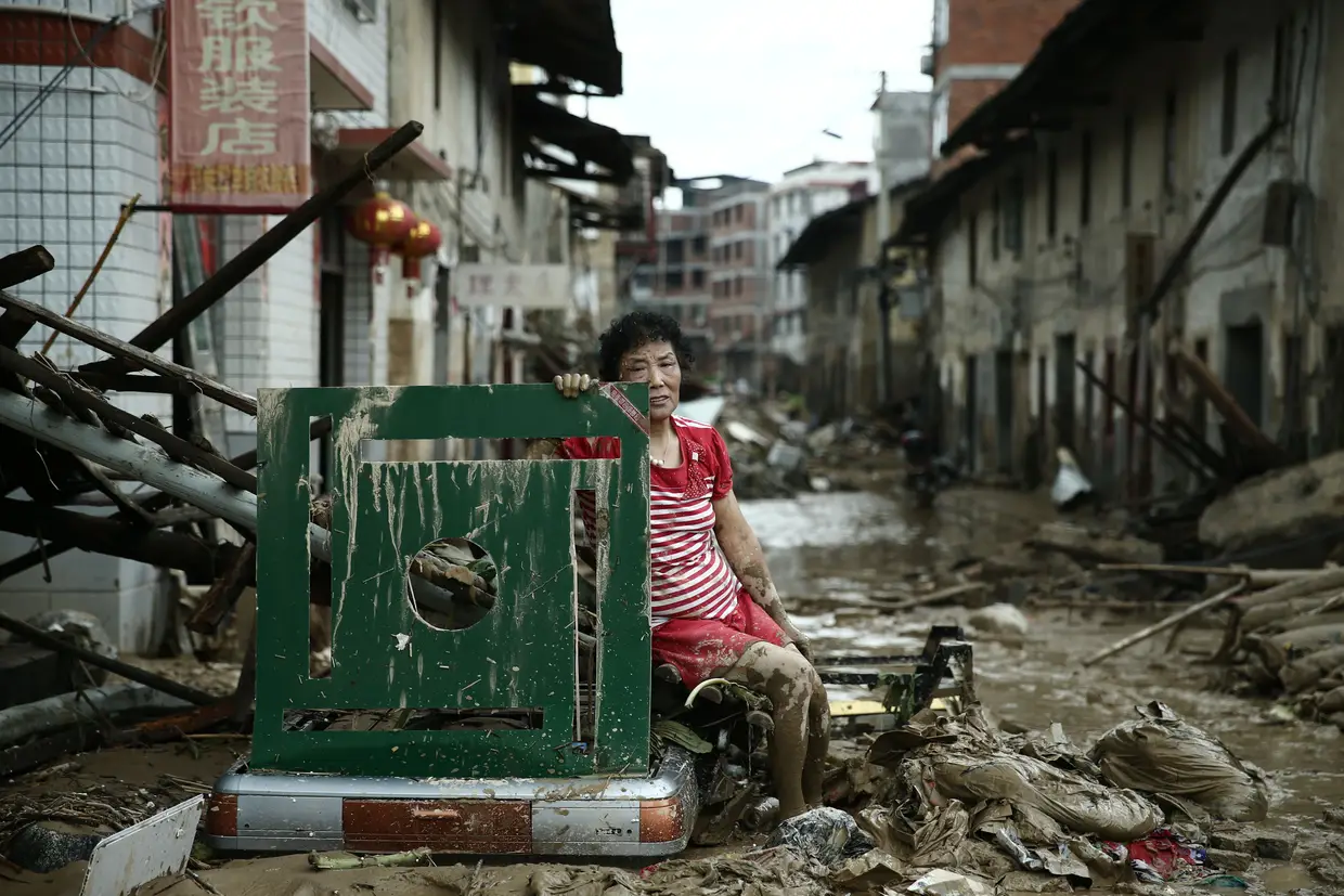 Na China, o tufão Nepartak também deixou um forte rasto de destruição.