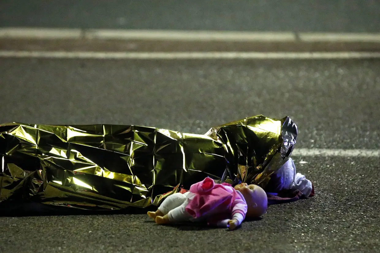 França foi, este ano, palco de vários ataques e tentativas de ataques terroristas. O de Nice foi o mais sangrento. 84 pessoas morreram e dezenas ficaram feridas, abalroadas por um camião que irrompeu sobre a multidão que celebrava o Dia da Bastilha.