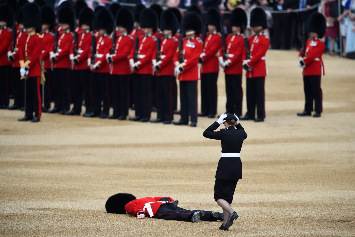 A queda de um guarda durante uma parada em homenagem à rainha Isabel II, que celebrou este ano o 90º aniversário. A cerimónia realizou-se em Londres.
