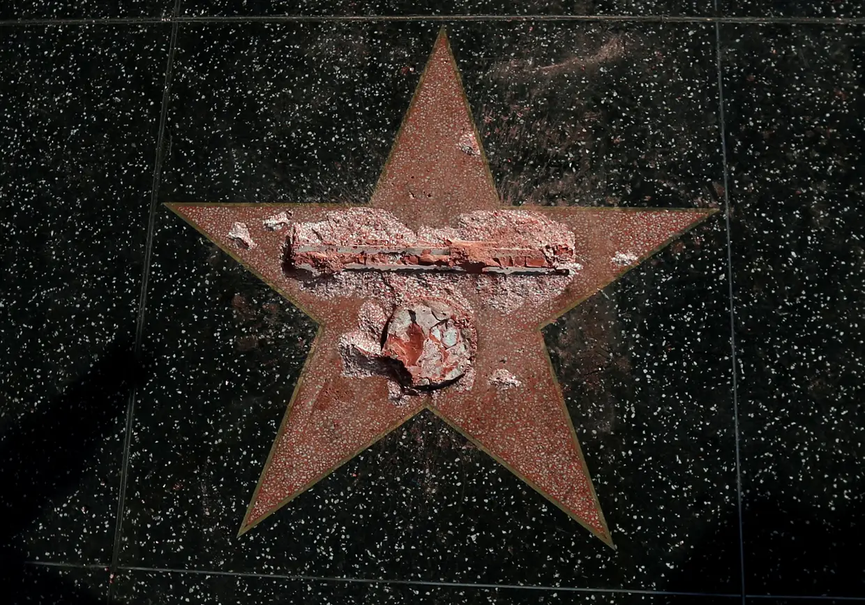 Donald Trump parecia não ser sequer um candidato elegível. A contestação ao republicano era de tal forma acentuada que até a estrela de Trump no Passeio da Fama de Hollywood foi vandalizada.