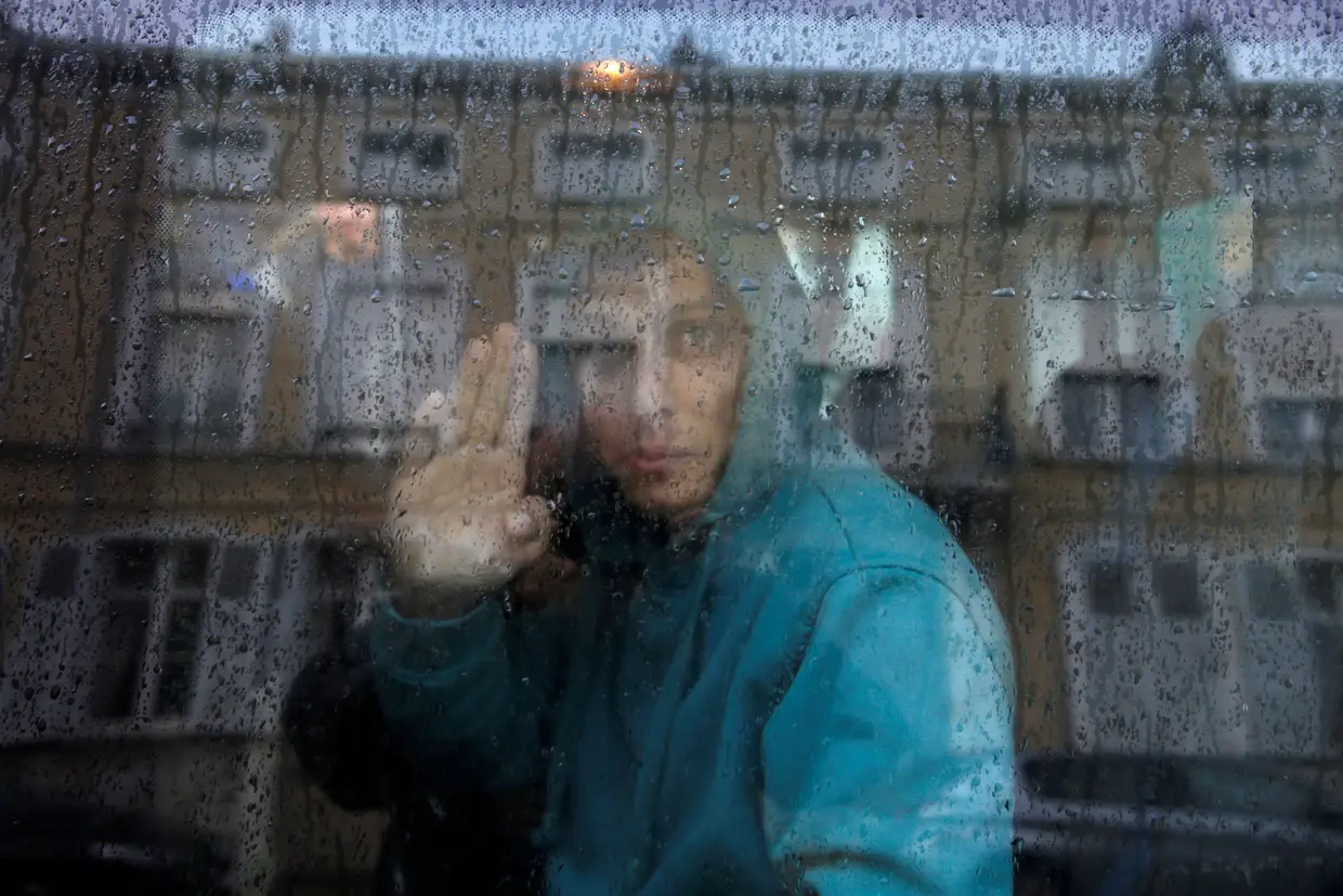 O adeus é de um adolescente afegão que deixa França e ruma ao Reino Unido. É simbólico de uma invariável realidade que, todos os dias, afetou milhares de refugiados.