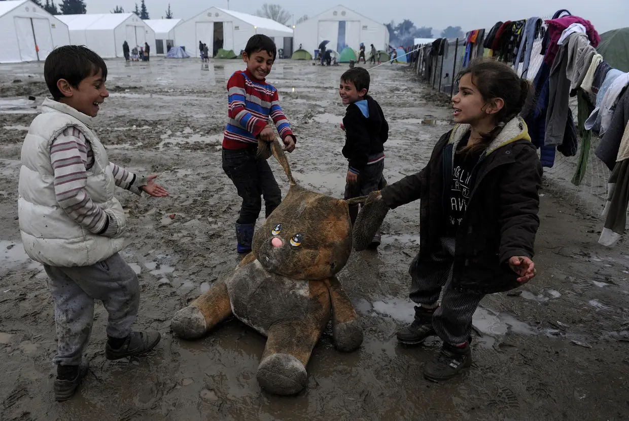 Quatro entre os milhares de refugiados que, este ano, continuam à procura de uma vida melhor na Europa. A crise migratória acentuou-se em 2016.