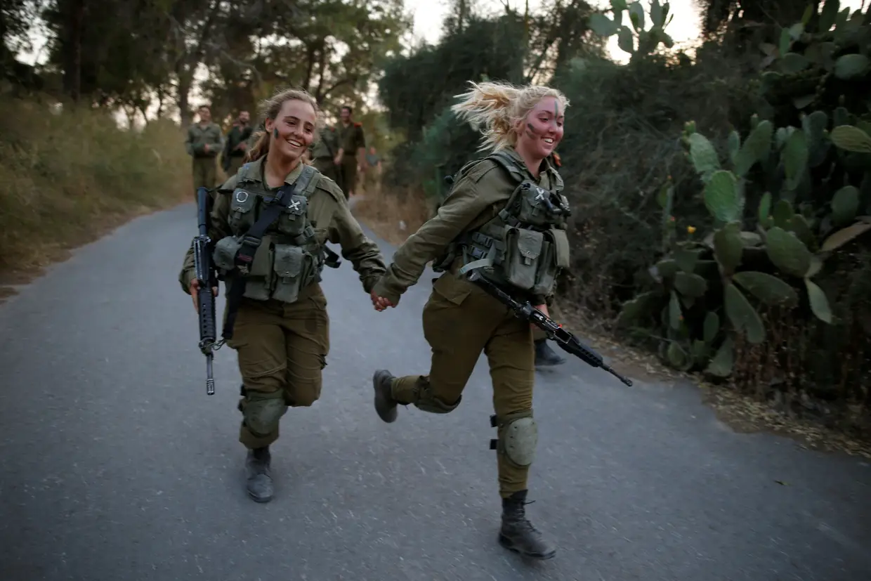 Nem sempre tem de ser a sério... E talvez por isso se expliquem melhor os sorrisos nos rostos de duas militares israelitas, durante uma sessão de treino.