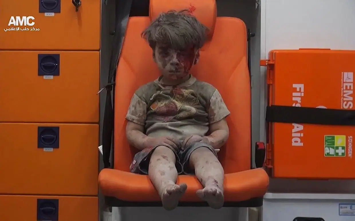 Em 1.º lugar está a Síria. Este retrato de Omran Daqneesh viajou pelo mundo e fez manchetes na comunicação social. Omran, com apenas apenas 5 anos, foi vítima de um dos ataques aéreos de Bashar al-Assad. Uma imagem que representa o horror que milhares de inocentes vivem diariamente num país em incessante guerra.