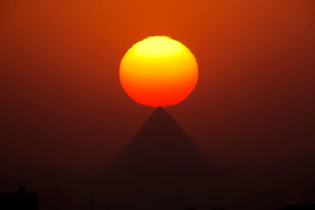 E é com o pôr-do-sol num horizonte que contrasta, em formas e luzes, com as pirâmides de Gizé, no Egito, que nos despedimos das imagens que marcaram o ano que agora termina. O fechar de um ciclo tão inevitável como a passagem do tempo. Aguardam-nos 365 dias de esperança num 'amanhã' melhor.