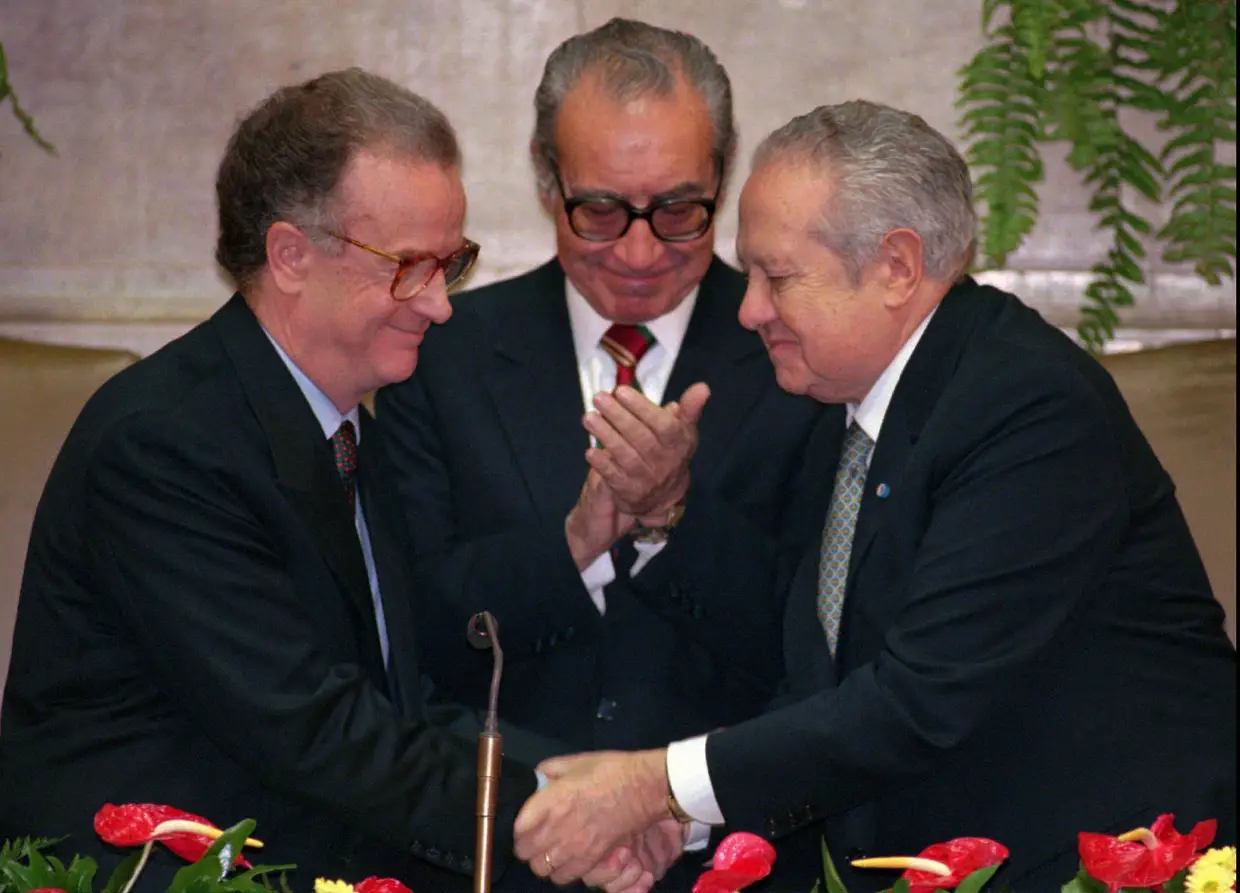 9 março 1996 - O Presidente eleito, Jorge Sampaio, é felicitado pelo Presidente cessante, Mário Soares, momentos após ter sido empossado na Assembleia da República, em Lisboa.