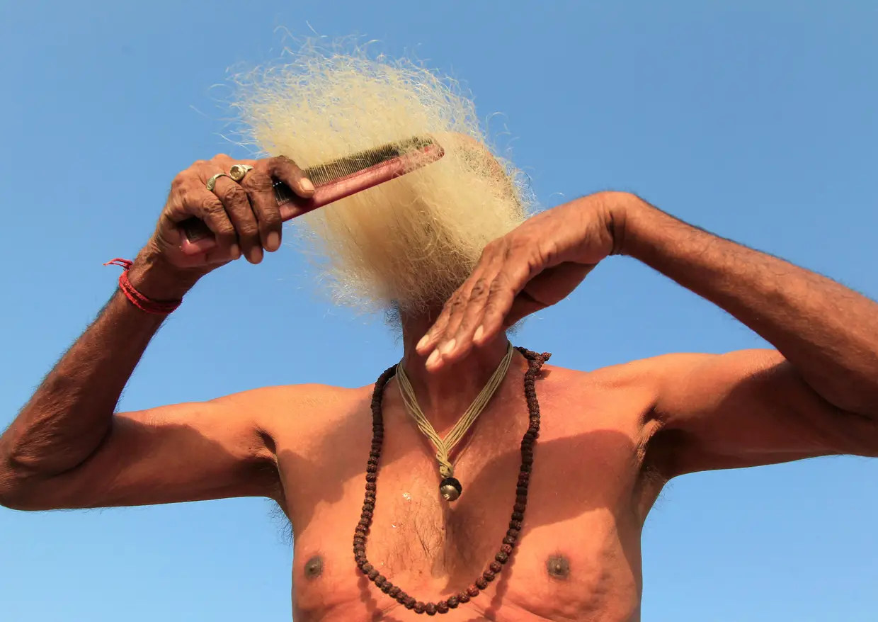 A técnica por trás do melhor penteado para a barba deste habitante da cidade indiana de Ujjain.