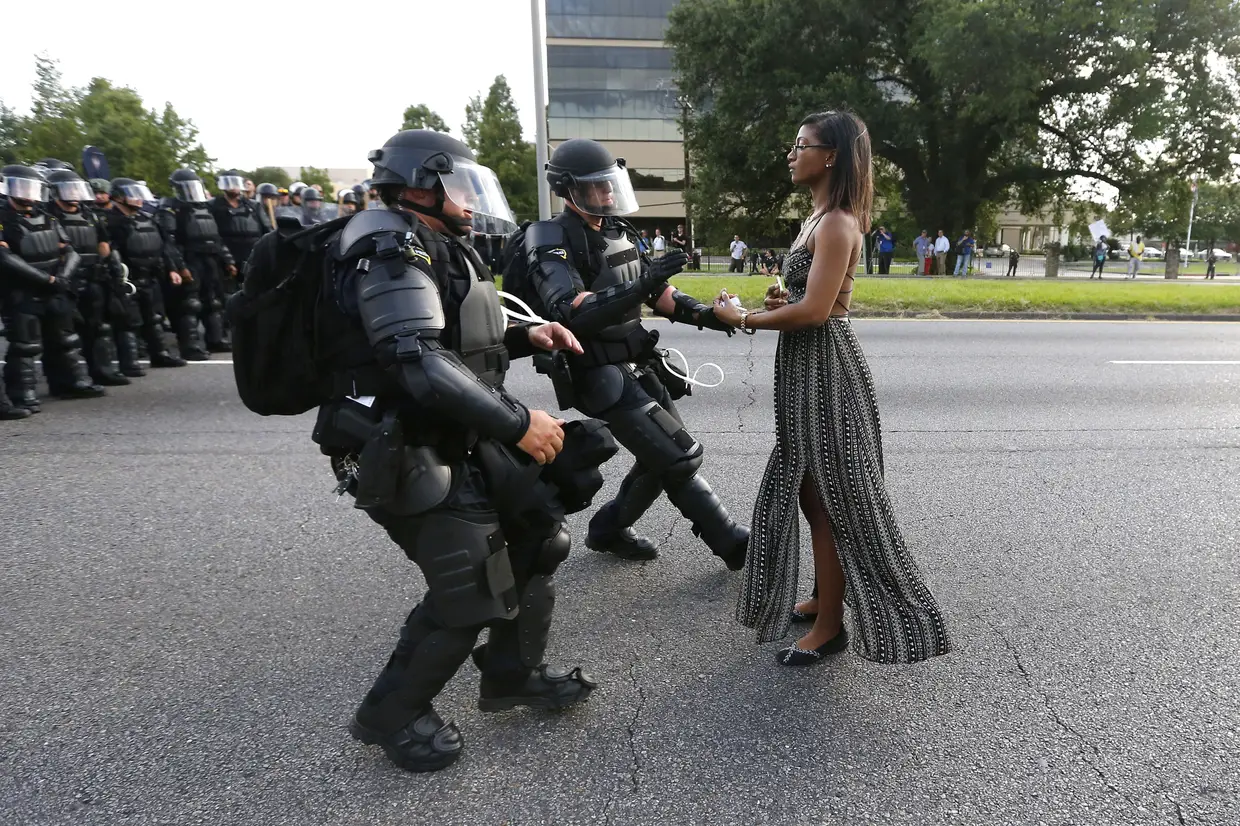 A coragem de uma manifestante durante um protesto no Louisiana contra a violência policial sobre afro-americanos.