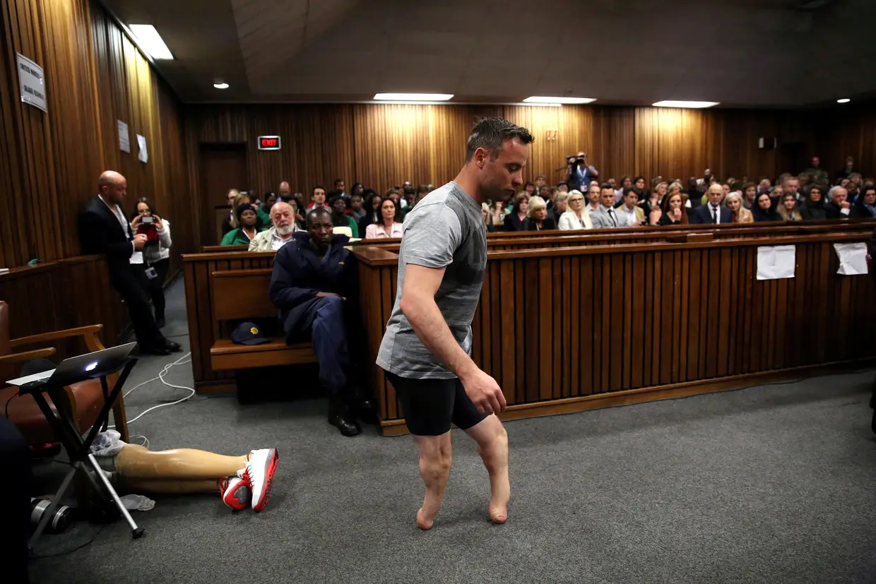 Fora das pistas, uma antiga estrela olímpica e paralímpica foi condenada a seis anos de prisão. O sul-africano Oscar Pistorius foi acusado do homicídio involuntário da então namorada, a modelo Reeva Steenkamp.