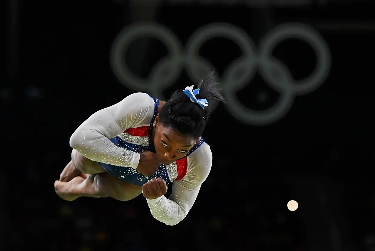 Se existisse um prémio revelação nos Jogos Olímpicos, esse seria muito provavelmente entregue a esta ginasta norte-americana. Simone Biles, de apenas 19 anos, conquistou, na estreia olímpica, quatro medalhas de ouro e uma de bronze.
