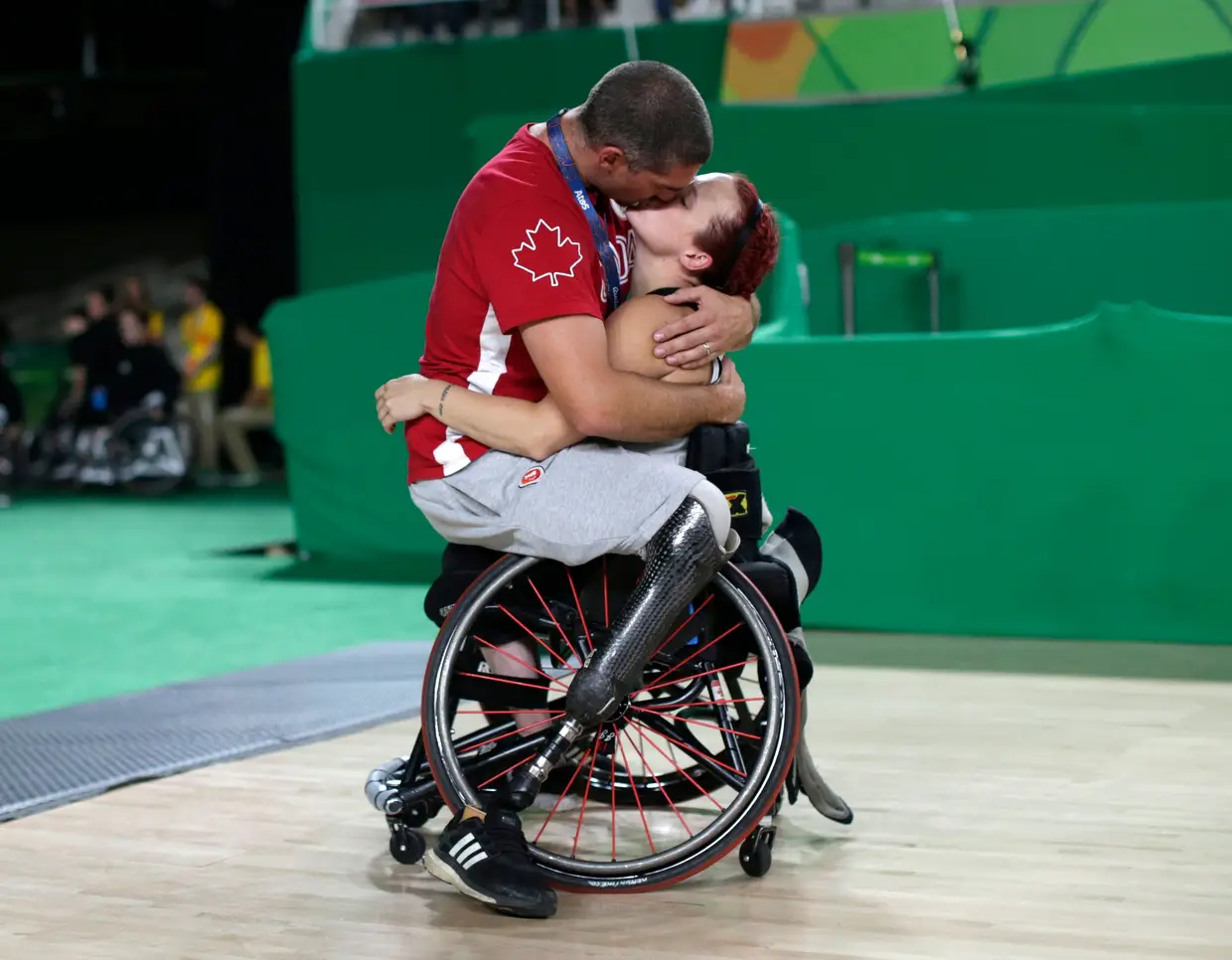 A troca de afetos entre dois jogadores das equipas masculina e feminina de basquetebol em cadeira de rodas do Canadá.