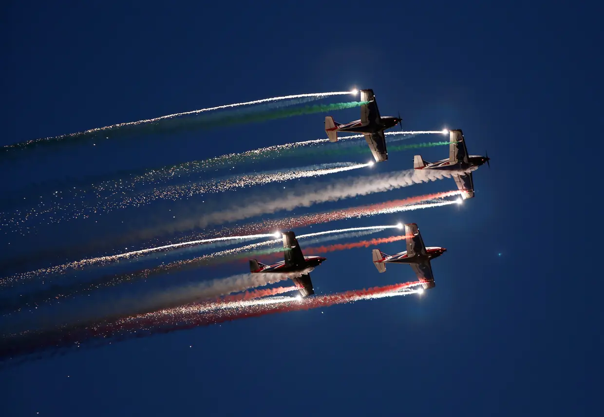 Uma equipa italiana de acrobacias aéreas aliadas à pirotecnia faz uma exibição no Festival Internacional Aéreo de Malta.
