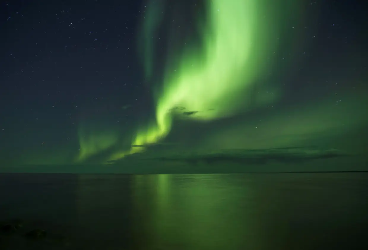A 'aparição' da aurora boreal junto ao Grande Lago do Urso, o oitavo maior lago do mundo, em Deline, no Canadá.