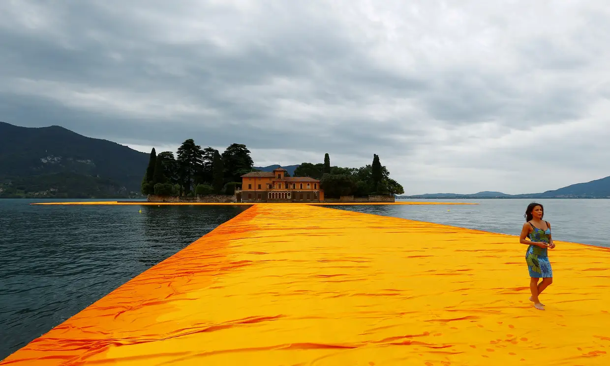 Uma instalação da autoria do artista búlgaro Christo, no lago d'Iseo, no norte de Itália.