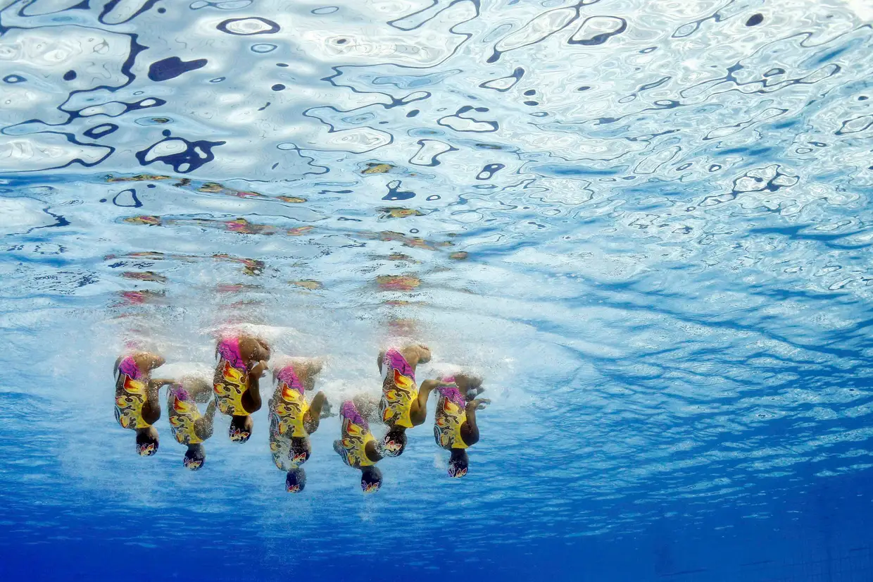 Uma das modalidades olímpicas que quase sempre rende imagens espetaculares é a natação sincronizada. Aqui, em prova, a equipa japonesa.