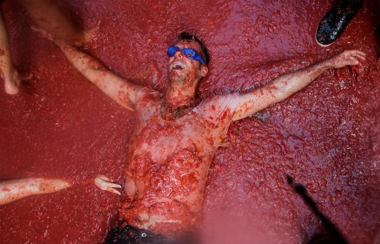 Um dos milhares de participantes da famosa Tomatina, que se realiza anualmente na pequena vila espanhola de Bunol.