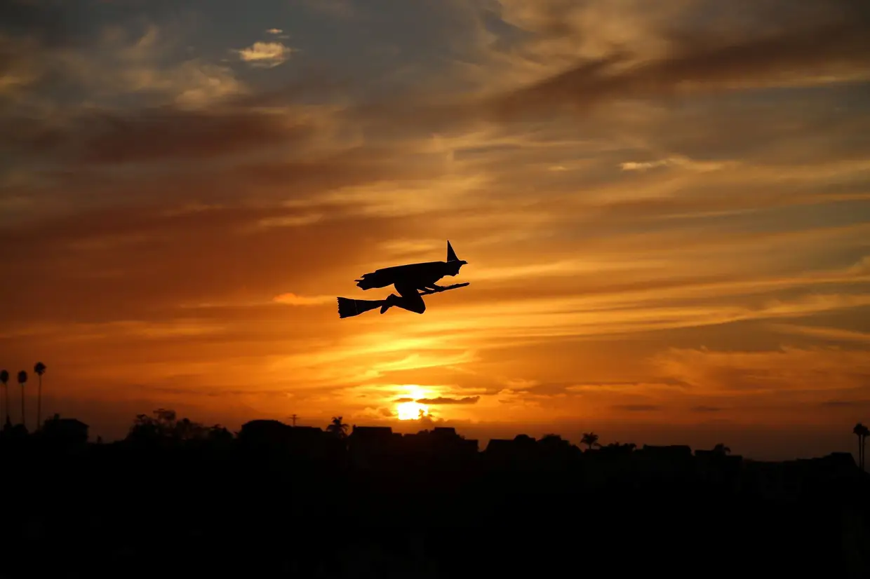Chegou o Halloween e as comemorações voltaram a ser inovadoras. Na imagem, um avião telecomandado em forma de bruxa percorre os céus da Califórnia, nos Estados Unidos.
