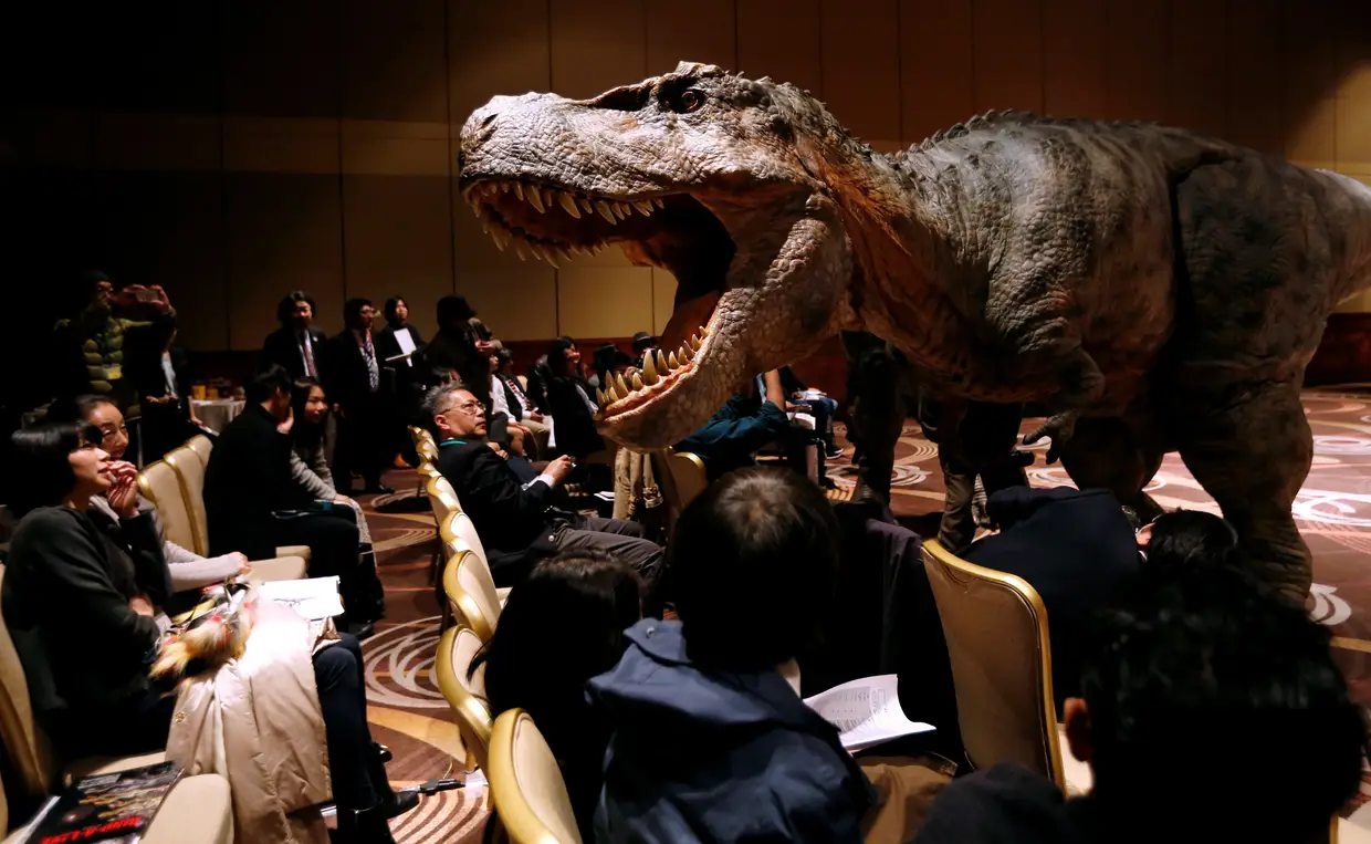Outra dimensão de realidade, com a apresentação de um dinossauro robótico com 8 metros, num evento de tecnologia no Japão.