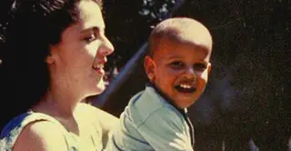 Barack Obama com a mãe, Ann Dunham