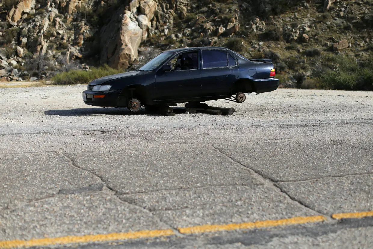 Um carro abandonado numa estrada em Jacumba, Califórnia.